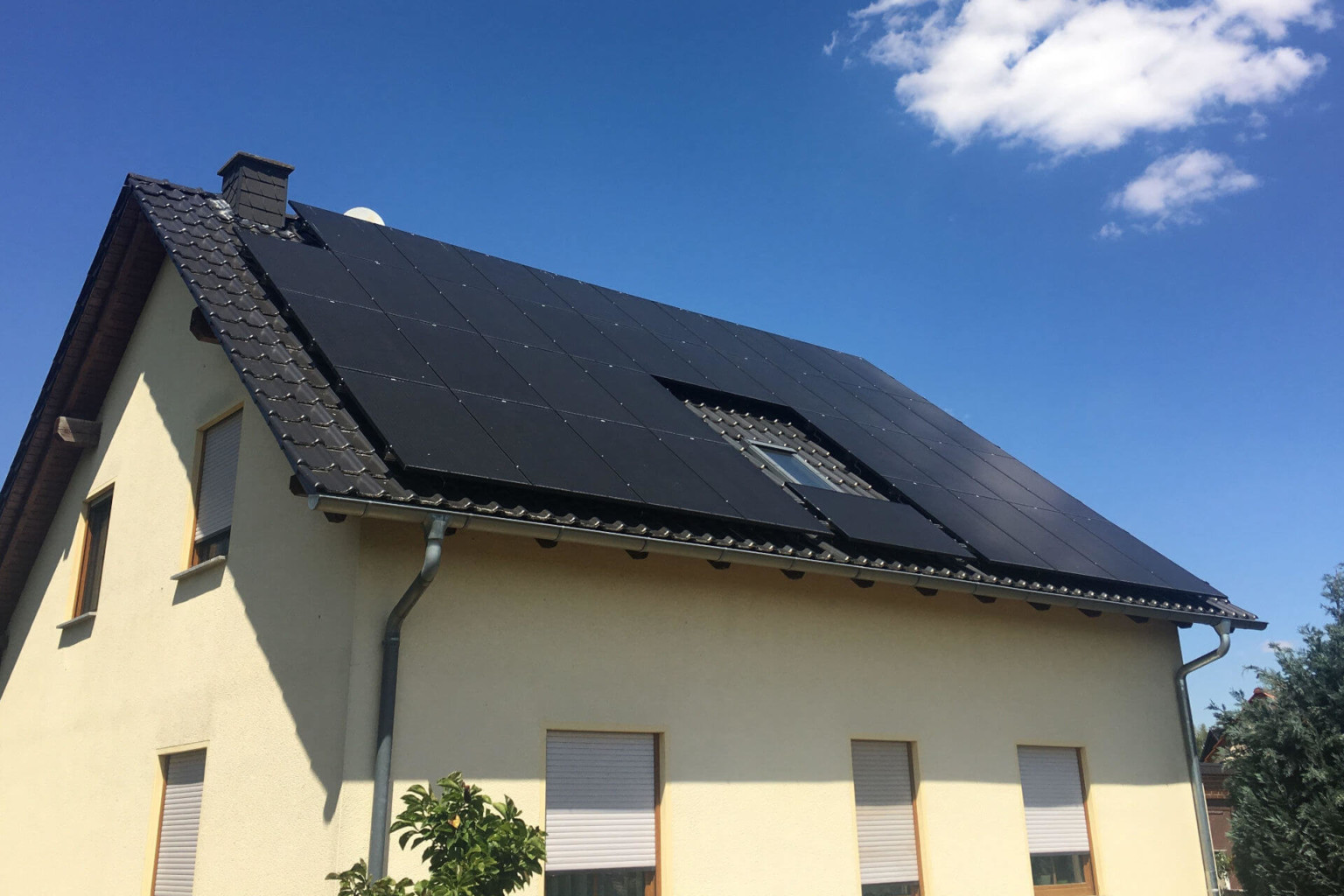 PV System Auf Satteldach Eines Einfamilienhauses Gexx AeroSol