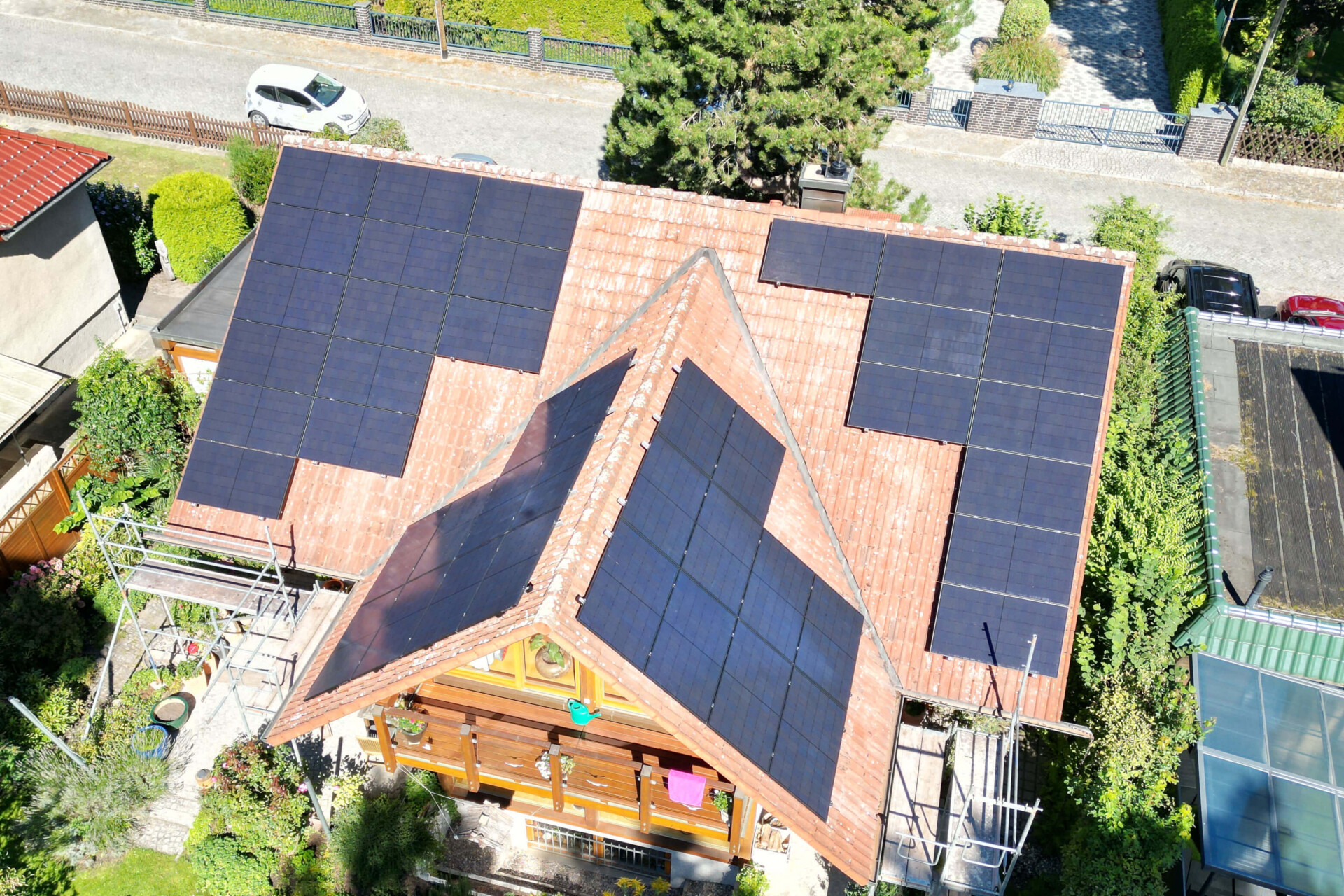 Einfamilienhaus mit PV-System und Wärmepumpe