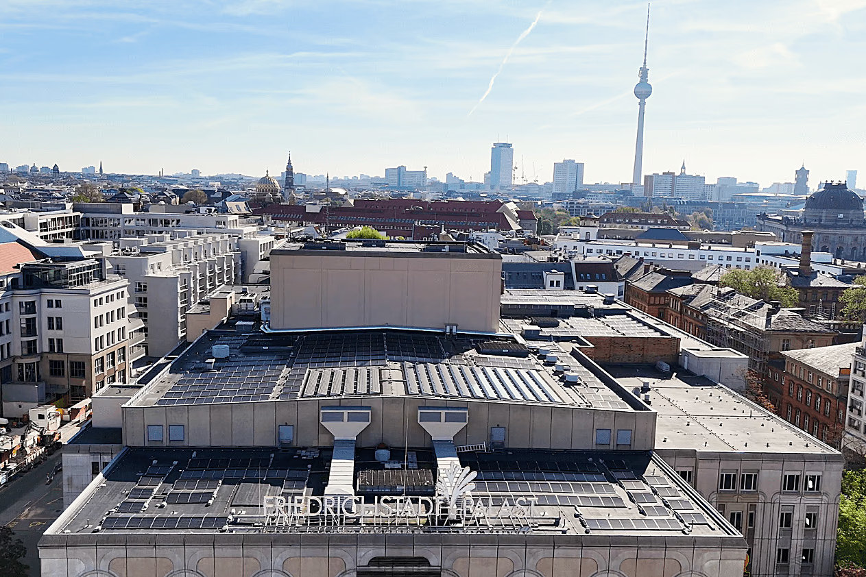 Showtime für die Sonne – Friedrichstadt-Palast Berlin spart 400 Tonnen CO2 mit innovativem Energiekonzept